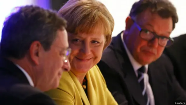 欧洲央行行长马里奥·德拉吉（左）与德国总理默克尔（中）