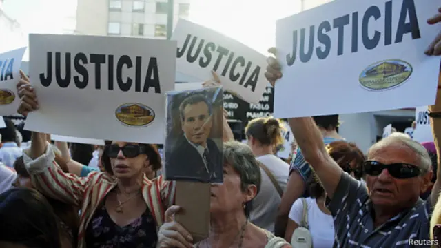 تظاهرکنندگان آرژانتینی تلویحا مقامات دولتی را به خاموش کردن صدای نیسمان متهم کرده‌اند