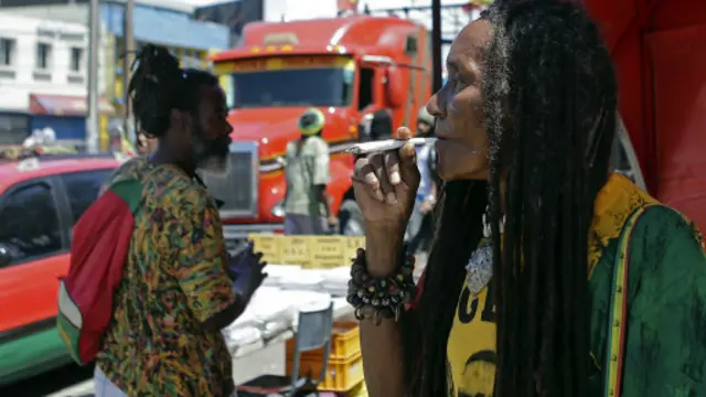 ජැමෙයිකාවේ ප්‍රසිද්ධ ස්ථානවල ගංජා පානය කිරීම තහනම්