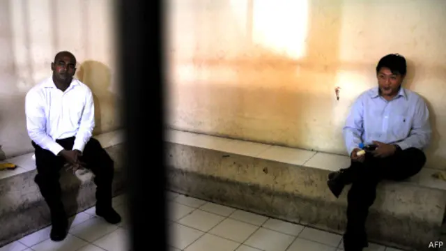 Myuran Sukumaran (kiri) dan Andrew Chan (kanan) tengah menunggu eksekusi mati yang dijadwalkan bakal berlangsung dalam waktu dekat.