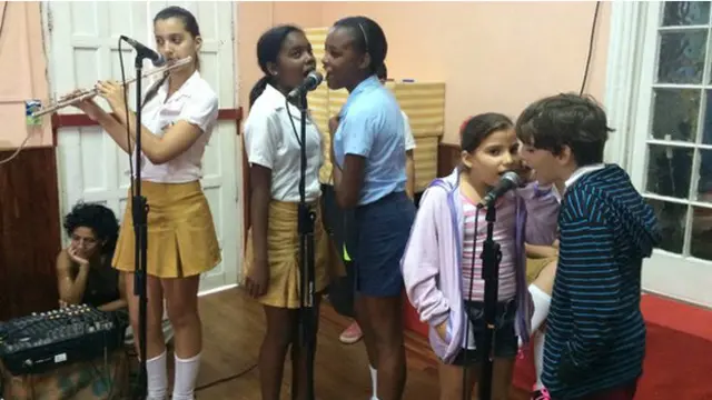 在哈瓦那著名私营音乐俱乐部La Colmenita练习各种乐器和莎莎舞的年轻学生。