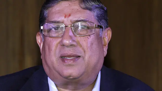 شری نواسن پر اقتصادی بے ضابطگیوں اور سپاٹ فکسنگ جیسے سنگین الزامات ہیں جبکہ وہ الزامات کو مسترد کرتے ہیں