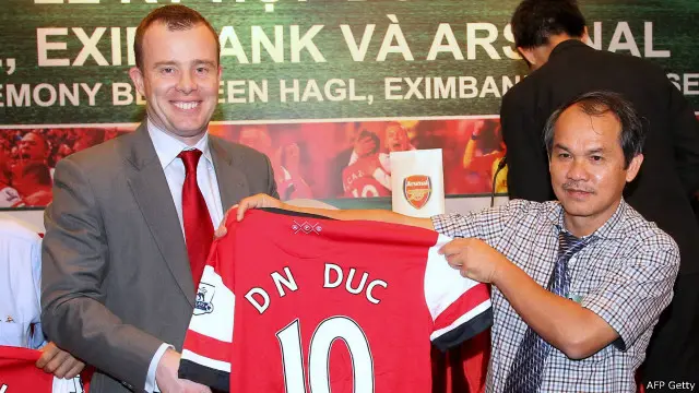 Chủ tịch Hoàng Anh Gia Lai, Đoàn Nguyên Đức, trong lễ ký thỏa thuận trận giao hữu với Arsenal, 2013