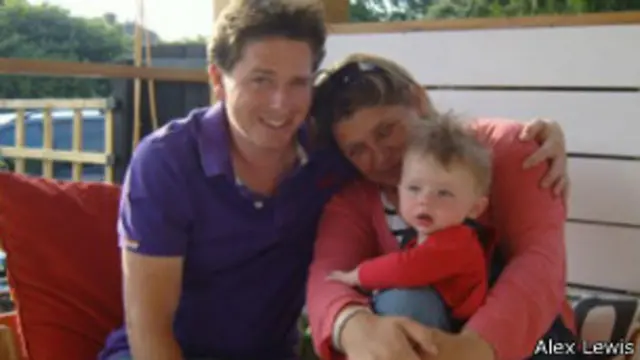 Alex Lewis con su mujer y su hijo