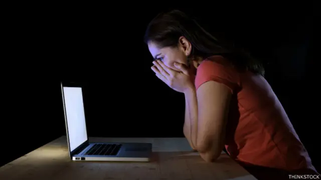 El sitio web actúa de forma preventiva y reactiva ante el abuso online.