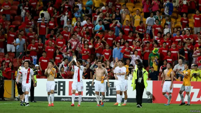 中国队向球迷致意