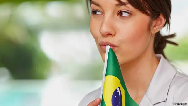 Бразильянка с национальным флажком