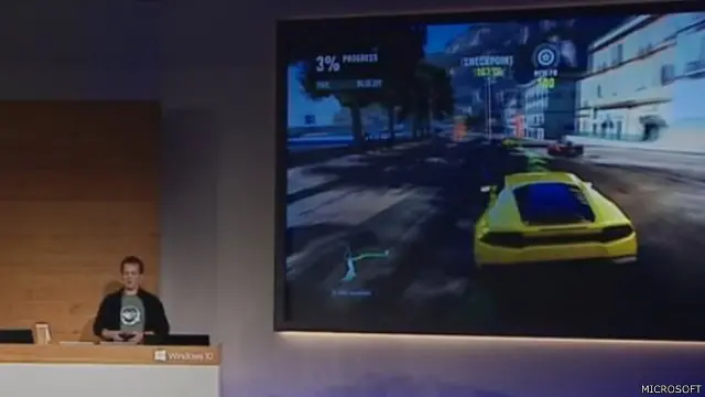 فيل سبنسر المدير التنفيذي لإكس بوكس يعرض كيف يمكن لحاسبات سورفيس اللوحية لمايكروسوفت أن تعرض ألعاب إكس بوكس
