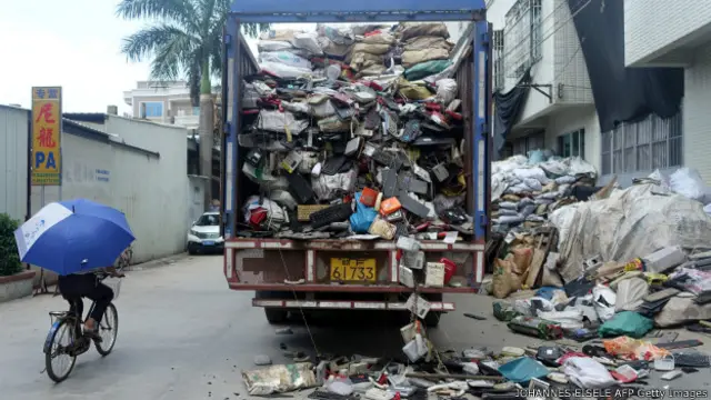 اندازے کے مطابق یہ الکٹرانک کوڑے ساڑھے گیارہ لاکھ بڑے ٹرک میں آئیں گے اور ان کی اگر قطار لگائی جائے تو یہ 23 ہزار کلومیٹر لمبی قطار ہوگی
