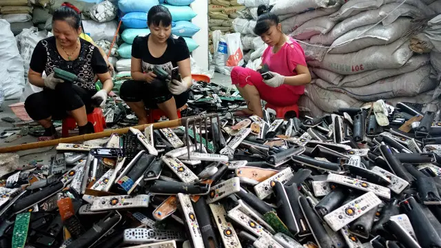 الکٹرنک کوڑوں میں کمپیوٹر، موبائل اور پرنٹر کے کوڑے ساتھ فی صد کا تعاون کرتے ہیں