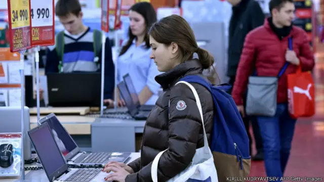 Женщина в магазине электронной техники в Москве