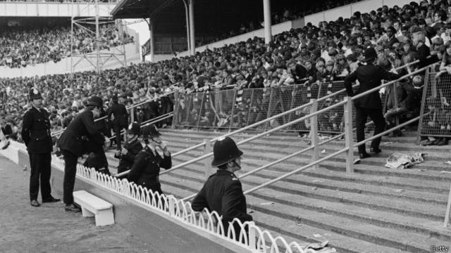 La policía toma medidas para evitar enfrentamientos en un partido de 1971 entre dos equipos ingleses en White Hart Lane