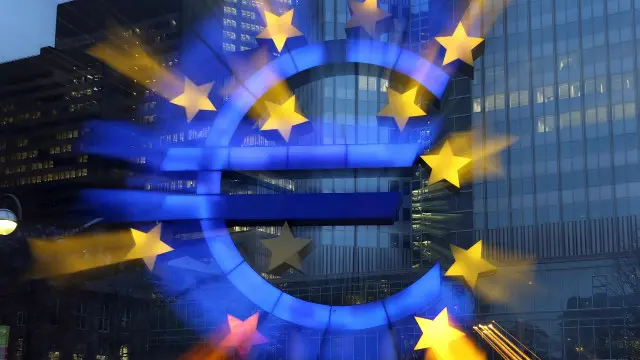 یورپ زون کی سنگل کرنسی یورو کی ڈالر کے مقابلے میں قدر میں نمایاں کمی آئی ہے