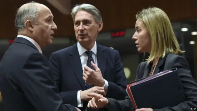 فدریکا موگرینی رییس سیاست خارجی اتحادیه اروپا (راست)، فیلیپ هموند (وسط) و لوران فابیوس وزرای خارجه بریتانیا و فرانسه