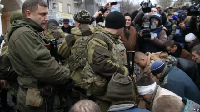 Українських військовополонених примусили на вулиці стати на коліна