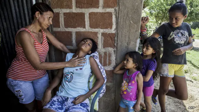 Una de las niñas desmayadas de Carmen de Bolívar es atendida por su madre.