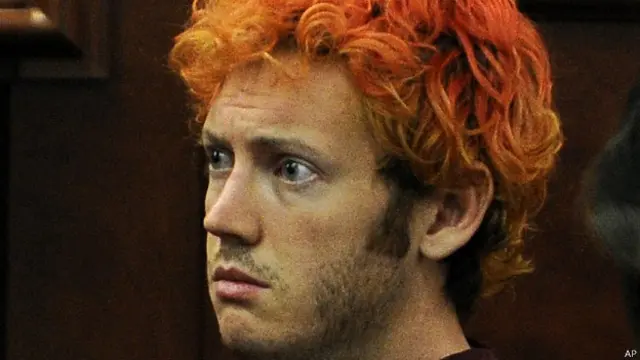 La defensa de Holmes alega locura.