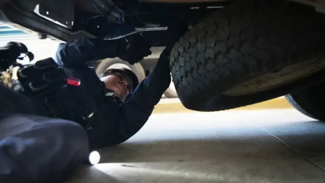 Un agente revisa un automóvil sospechoso de transportar droga en San Diego, California. Foto: Getty