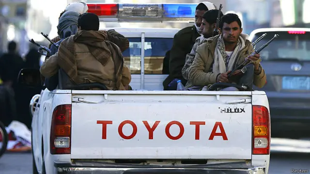 از زمان تسلط یافتن حوثیها بر صنعا، شبهنظامیان این گروه موسوم به "کمیتههای مردمی" کنترل پایتخت را در دست گرفتهاند