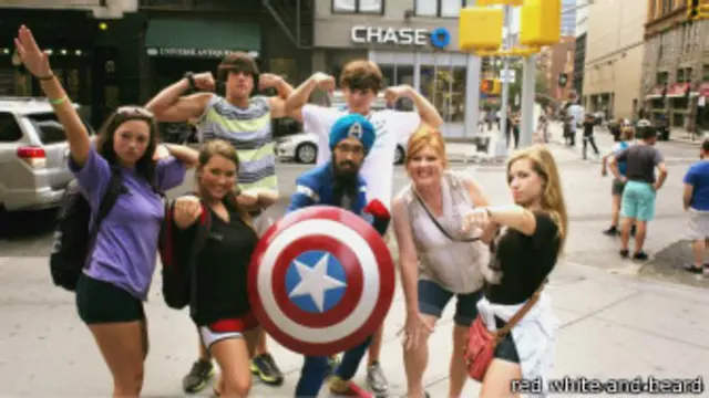 सिंह का साथ फोटो खिंचवाते लोग