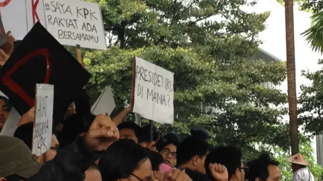 Tanda pagar #SaveKPK dan #SayaKPK pun memuhi orasi mereka. Tagar ini juga menjadi tren global di media sosial Twitter selama beberapa jam. 