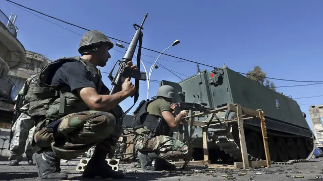 وقعت خلال الأشهر الماضية اشتباكات بأماكن متفرقة بين الجيش اللبناني ومسلحين. 