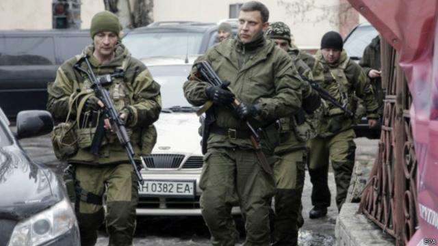 Александр Захарченко (справа) говорит, что сепаратисты в состоянии сейчас атаковать в трех направлениях одновременно