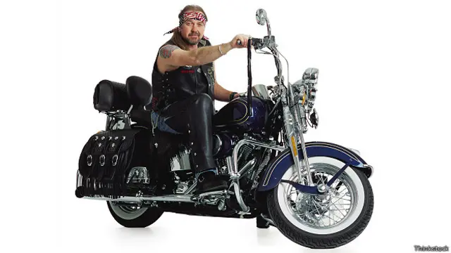 Байкер средних лет на мотоцикле и в коже