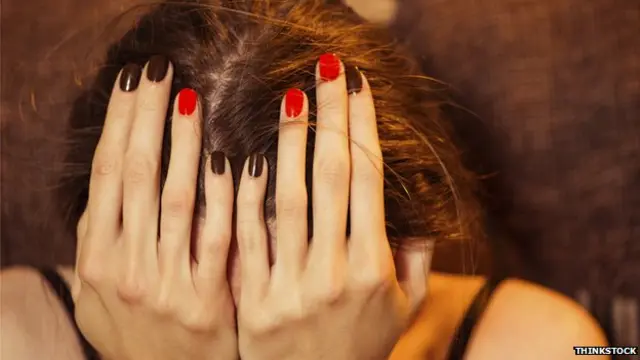 Mujer tomándose las manos