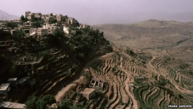 یمن جزیرہ نما عرب میں جنوب مشرق میں واقع ہے جس کے دائیں جانب باب المندب ہے جو مشرقِ وسطیٰ کو افریقہ سے جدا کرتا ہے