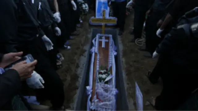 ကချင် နှစ်ခြင်း ခရစ်ယာန် သင်္ချိုင်းမှာ မြေမြှုပ် သဂြိုဟ် ခဲ့ပါတယ်