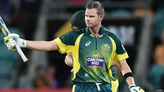 سٹیون سمتھ نے چھ چوکوں اور ایک چھکے کی مدد سے 102 رنز بنائے اور آؤٹ نہیں ہوئے