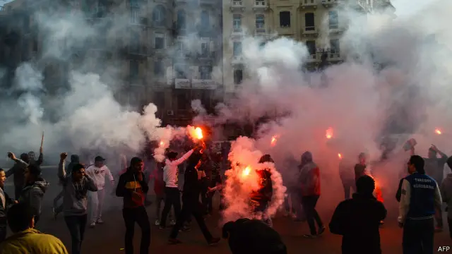 ينظم مؤيدو مرسي مظاهرات بشكل أسبوعي منذ أن أطاح الجيش به من سدة الحكم في يوليو/تموز 2013 عقب احتجاجات واسعة مناهضة لإدارته شؤون البلاد.