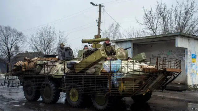 د روسیې ولسمشر وېلادېمیر پوتین د اوکراین پر حکومتي ځواکونو په ولسي سیمو کې د بمباریو تور ولګاوه.