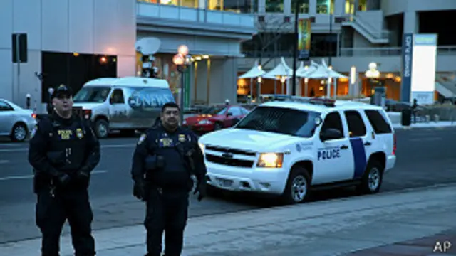 यूएस फेडरल कोर्ट के सुरक्षाकर्मी.