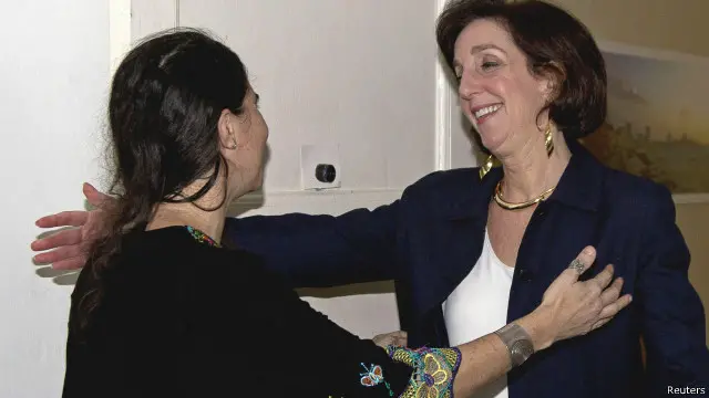 روبرتا جاكوبسون (يمين) تحيي المدون المعارضة يواني سانشيز في هافانا.