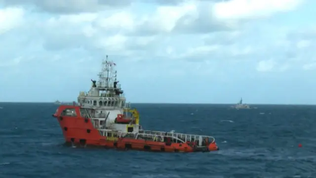 Kapal Crest Onyx milik SKK Migas bersiaga di perairan Selat Karimata guna menampung badan pesawat AirAsia QZ 8501.