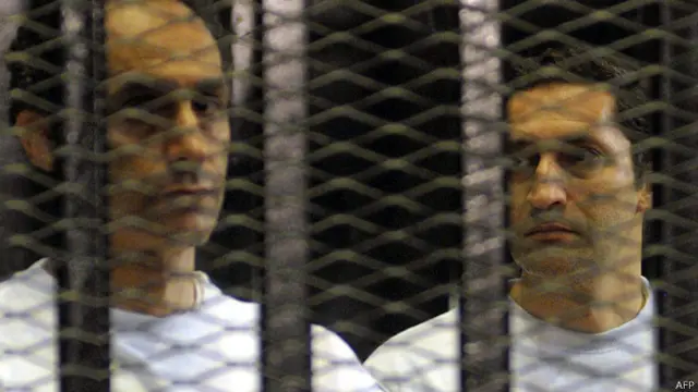 كانت محكمة جنايات القاهرة قد قررت الخميس إخلاء سبيل نجلي مبارك بضمان محل إقامتهما على ذمة إعادة محاكمتهما في القضية المتعلقة بالاستيلاء على أكثر من 125 مليون جنيه