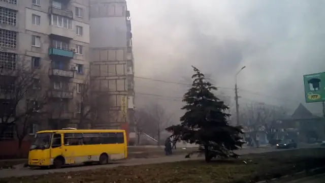 په سیمه کې د پولیسو مشر وايي چې توغندي پر یوه مارکیټ او د استوګنې په سیمه کې لګېدلي دي.