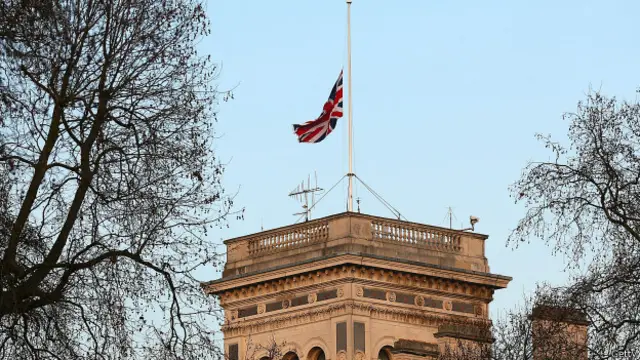 Bandera a media asta