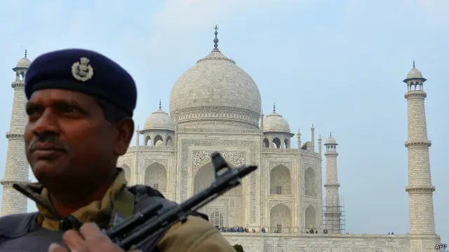 সন্ত্রাসী হামলার আশংকায় সম্প্রতি তাজমহলের নিরাপত্তা জোরদার করা হয়েছে