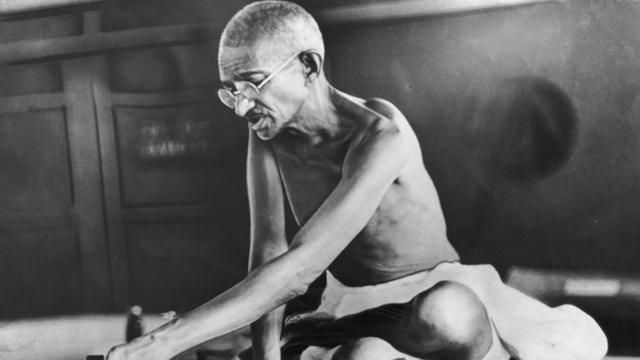 "Gandhi no debería ser liberado por la simple amenaza del ayuno", dijo a su gabinete en una ocasión.