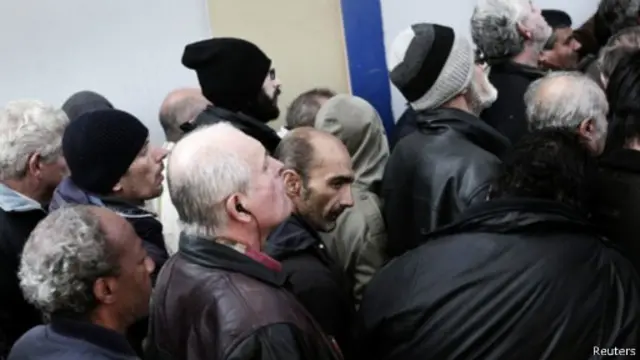 排队领取圣诞救济餐的雅典人民