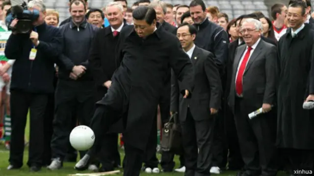 2012年，时为国家副主席的习近平在访爱尔兰期间秀脚法。