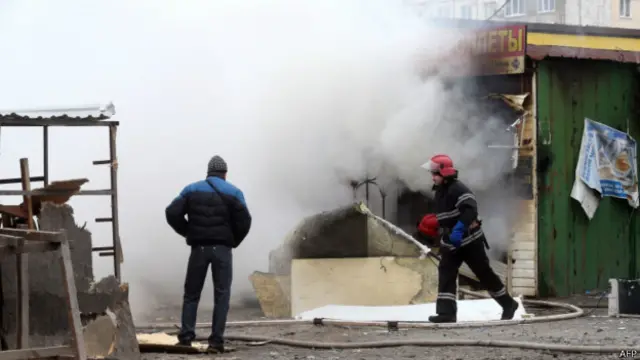 یوکرینی حکام کا کہنا ہے کہ راکٹ حملوں میں روس کے حامی باغیوں نے ایک مارکیٹ اور رہائشی عمارت کو نشانہ بنایا۔