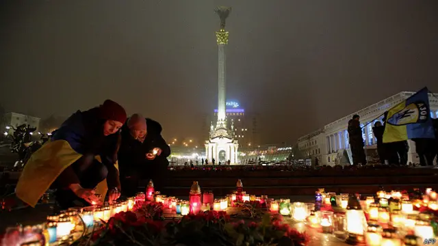 Свечи и цветы на Майдане в Киеве