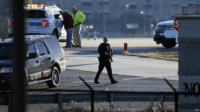 تلاشی کے عمل میں پولیس کو بم ڈسپوزل سکواڈ اور دھماکہ خیز مواد سونگھنے کی صلاحیت رکھنے والے کتوں کی مدد حاصل ہے۔