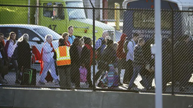 مسافروں کو بحفاظت طیاروں سے نکال لیا گیا