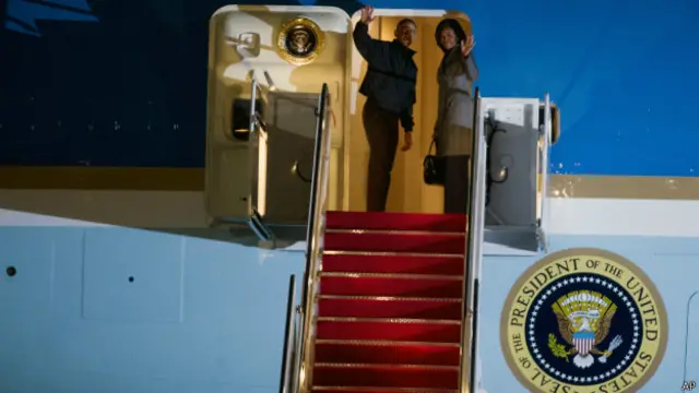 भारत के लिए रवाना होते हुए ओबामा दंपति