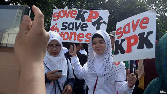 Penangkapan pimpinan KPK memicu sejumlah protes masyarakat